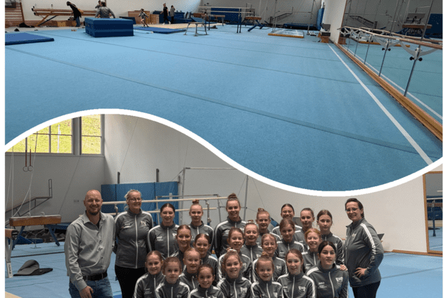 Turnhalle mit blauer Bodenfl&auml;che, Spiegelwand und einer Gruppe von 14 jungen Turnerinnen sowie 2 Trainern im Vordergrund.