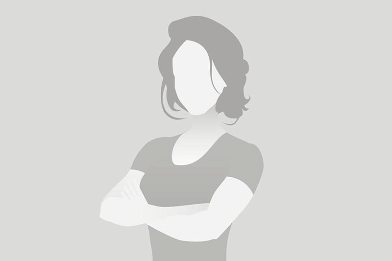 Silhouettenhafte Darstellung einer lächelnden Frau mit verschränkten Armen vor grauem Hintergrund.