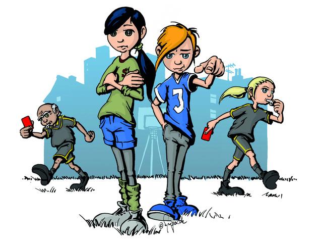 Vier Kinder stehen auf einem Rasen, zwei zeigen rote Karten, w&auml;hrend ein weiteres Kind im Hintergrund das Spiel beobachtet.
